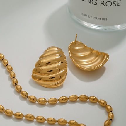 18k gold geometric shape with twill design fashionable and personalized earrings
